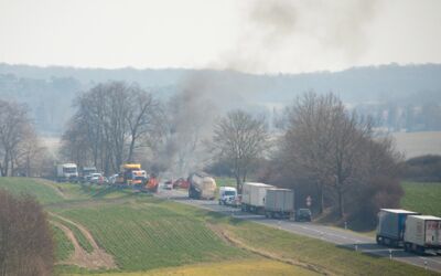 Feuerwehreinsatz Fahrzeugbrand Plasten - Schloen