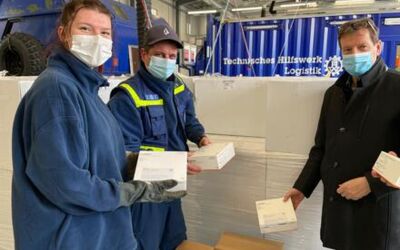 Helfer verpacken Schnelltests für die Schulen