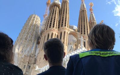 Kinder unter Blaulicht in Barcelona