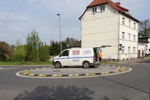 Kreisverkehr in Waren (Müritz) befestigt