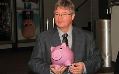Martin Wichers mit Sparschwein