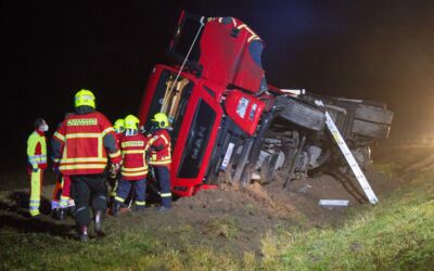 Kartoffellaster verunglückt kurz vor Jürgenstorf
