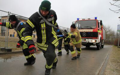 Feuerwehr Waren Müritz zieht Tanklöschfahrzeug