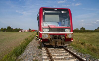 Zug der Hanseatischen Eisenbahn erfasst Pkw