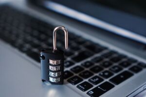 unberechtigten Zugang zu E-Mail-Accounts