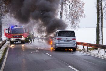 Feuer VW-Multivan Plug-in-Hybride-Fahrzeug