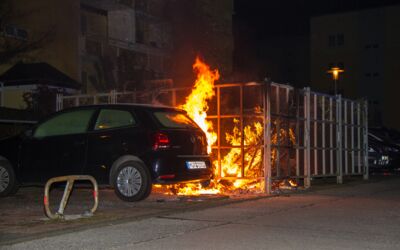 Sperrmüllhaufen brennt auf dem Warener Papenberg