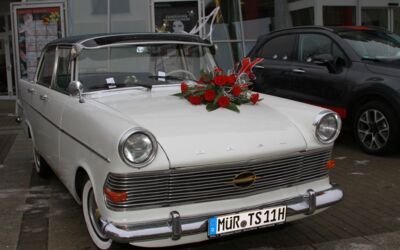 Hochzeitsauto im Straßenverkehr