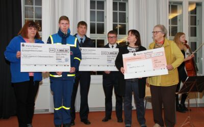 Spende für Jugendfeuerwehr, THW-Jugend und Schmetterlingshaus