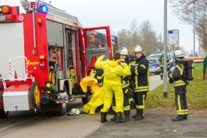 Mann verteilt Fäkalien