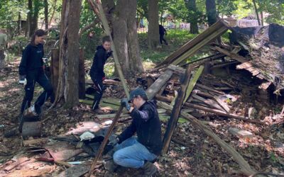 Jugendliche helfen bei der Beräumung eines Schuttplatzes am Südufer des Granziner Sees