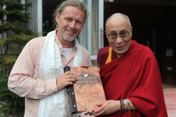 Friedensbücher Dalai Lama Multivisionsshow „Mit dem Wasserwerfer zum Dalai Lama“ Bürgersaal Waren (Müritz)