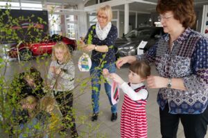 Osterstrauch dekorieren