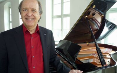 Dirigent und Pianist Richard Vardigans