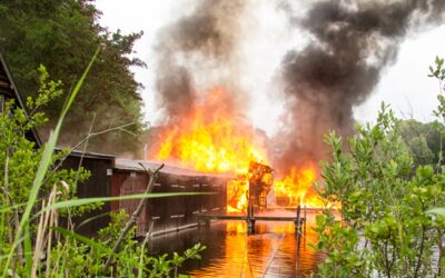 Großbrand in Eldenburg: Bootschuppen in Flammen