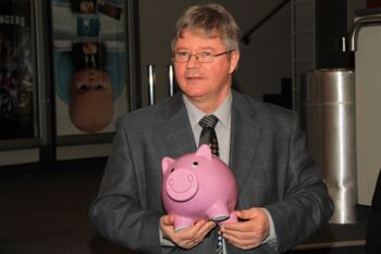 Martin Wichers mit Sparschwein