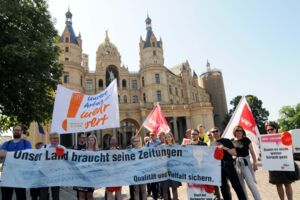 Streikende Journalisten der Ostsee-Zeitung