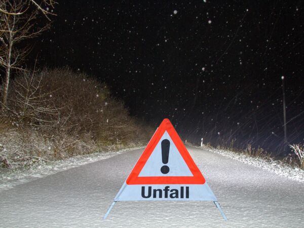 Lkw verunfallt und blockiert Bundesstraße