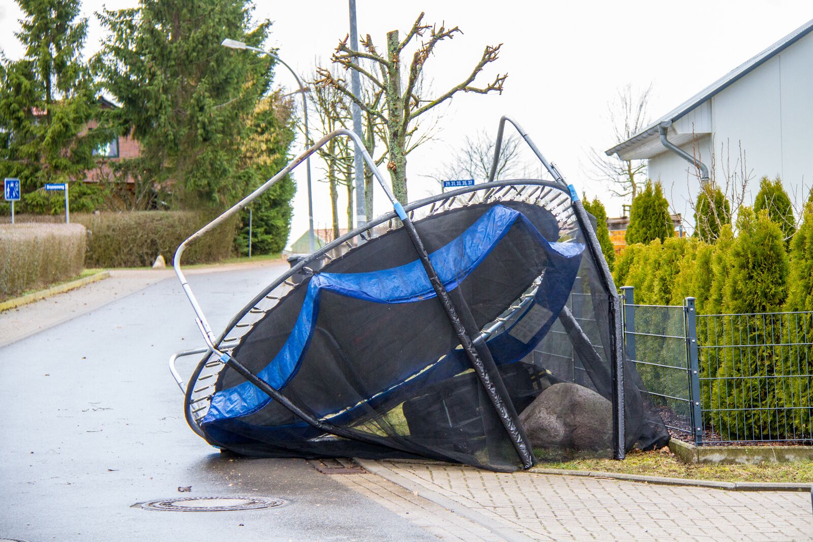 Trambolien von Windböe erfasst