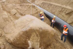 Riesenfindling auf der Pipeline-Ausgrabung