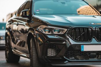 Nahaufnahme eines eleganten schwarzen BMW, der auf einer Straße parkt und modernes Automobildesign präsentiert.