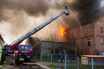 Flammen zerstören Haus in Schwinkendorf