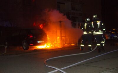 Sperrmüllhaufen brennt auf dem Warener Papenberg