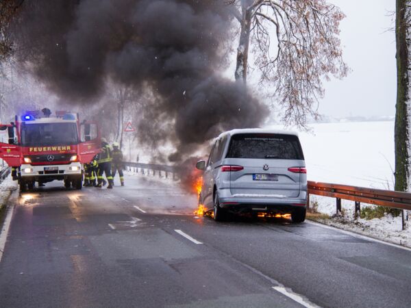 Feuer VW-Multivan Plug-in-Hybride-Fahrzeug