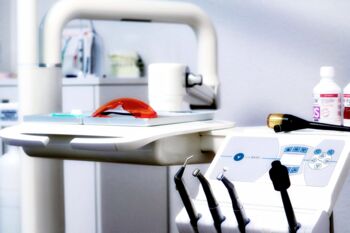 Zahnimplantate: alles Wichtige von Vorbereitung bis Pflege