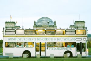 OMNIBUS hält in Waren (Müritz)