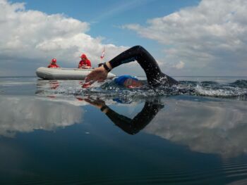 Müritzquerung Rettungsschwimmer schwimmen durch die Müritz