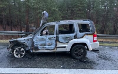 Jeep bei Malchow auf der Autobahn in Flammen