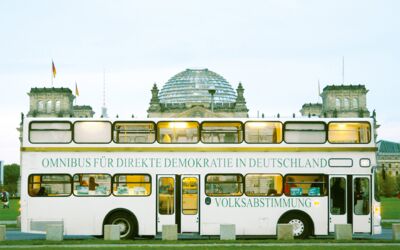 OMNIBUS hält in Waren (Müritz)