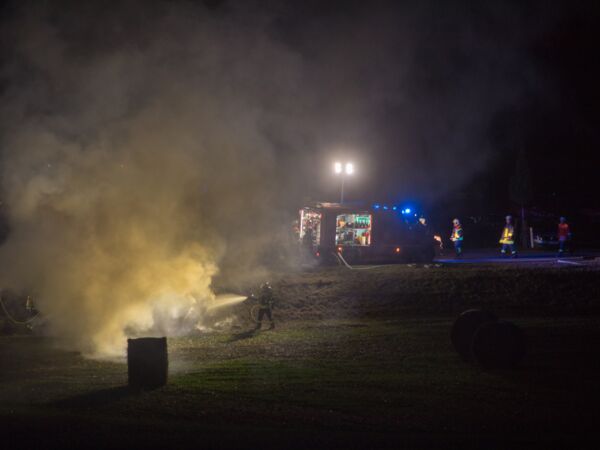 Strohballen brennen nach Feuerwerk in Kargow