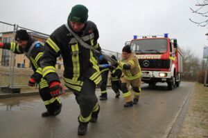 Feuerwehr Waren Müritz zieht Tanklöschfahrzeug