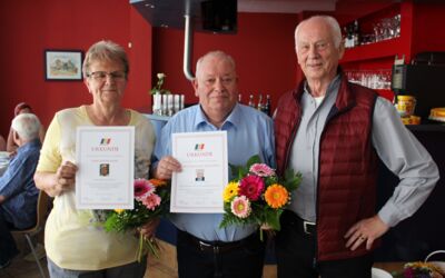 Ehrenmitglied Edith Kade, Ehrenvorsitzender und Ehrenmitglied Wolfgang Nicolovius und Versammlungsleiter Gerd Staats