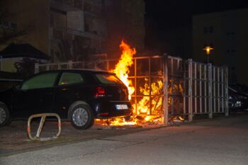 Sperrmüllhaufen brennt auf dem Warener Papenberg