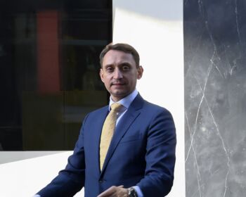 Nikolay Karpenko Nikolay Karpenko - ein erfahrener Finanz- und Rechtsexperte