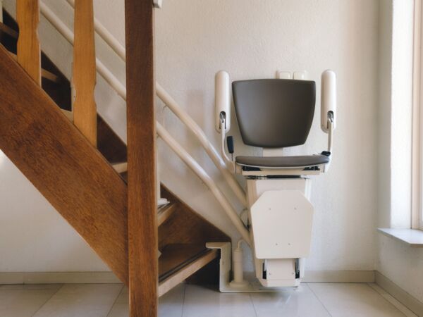 Automatischer Treppenlift (Sitzlift) für ältere Menschen oder Personen mit eingeschränkter Mobilität.
