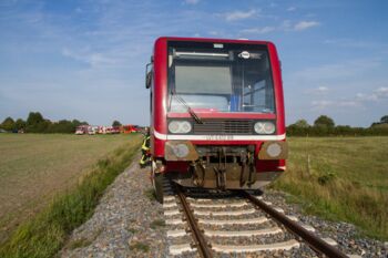 Zug der Hanseatischen Eisenbahn erfasst Pkw