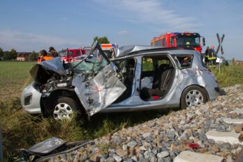 Zug der Hanseatischen Eisenbahn erfasst Pkw