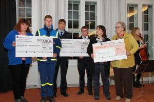 Spende für Jugendfeuerwehr, THW-Jugend und Schmetterlingshaus