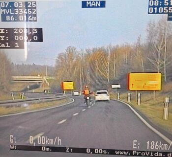 Motorrad Yamaha MT mit 161 km/h auf der B105