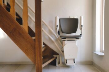 Automatischer Treppenlift (Sitzlift) für ältere Menschen oder Personen mit eingeschränkter Mobilität.
