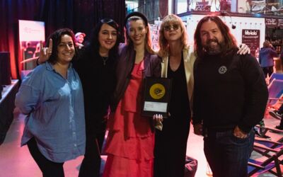 Die Jurorinnen Dilan Aytac und Sandra Marschner mit dem Pop-Duo CHILDREN sowie Juror Ingo Georgi