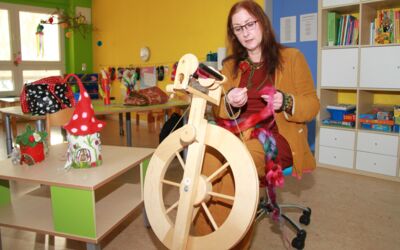 Wolle mit dem Spinnrad fertigigen