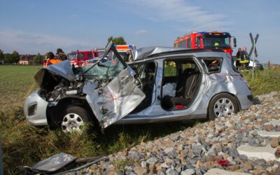 Zug der Hanseatischen Eisenbahn erfasst Pkw
