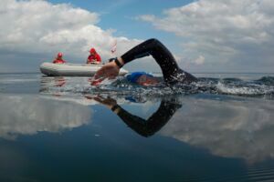 Müritzquerung Rettungsschwimmer schwimmen durch die Müritz