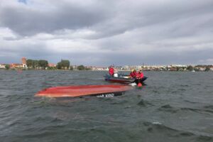 Kuttersegler kentert auf der Müritz