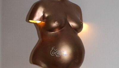 Gipsabdrücken vom Babybauch